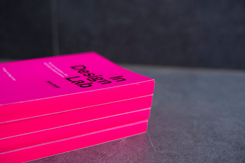 Varios libros apilados del libro InDesign Lab, escrito y diseñado por Salva Cerdá. Se aprecian los cantos pintados con el Pantone flúor 806 C empleado en el diseño del libro.
