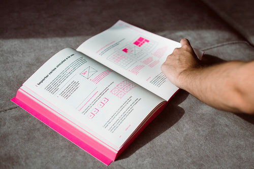 Libro InDesign Lab de Salva Cerdá sobre diseño editorial, fotografía del ejemplar sobre fondo gris