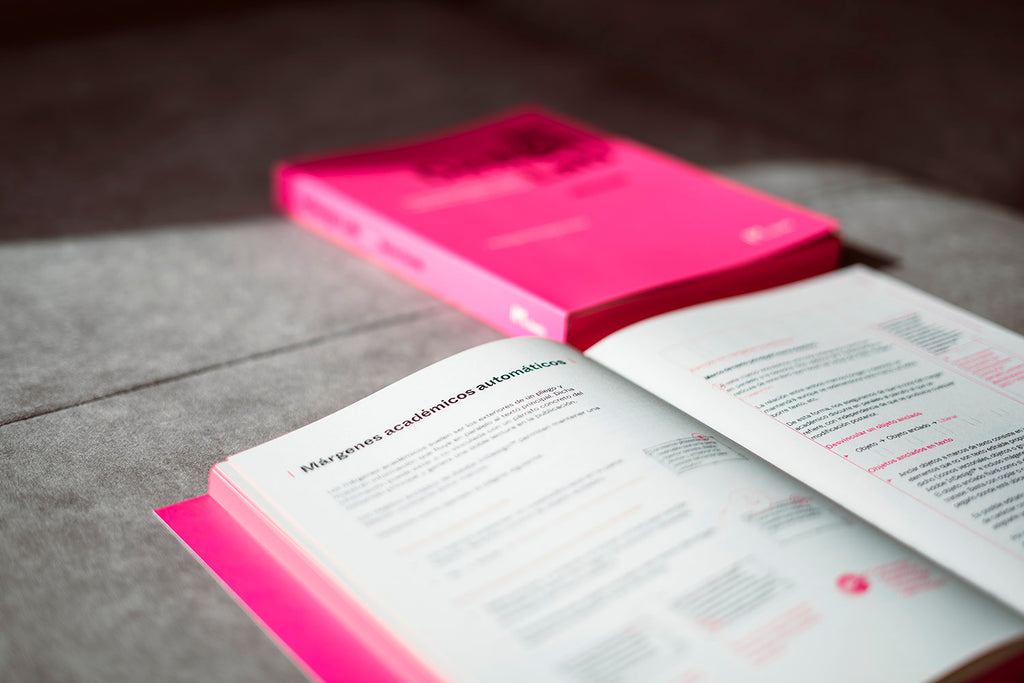 Libro InDesign Lab de Salva Cerdá sobre Adobe InDesign aplicado diseño editorial, fotografía del ejemplar en mesa de trabajo