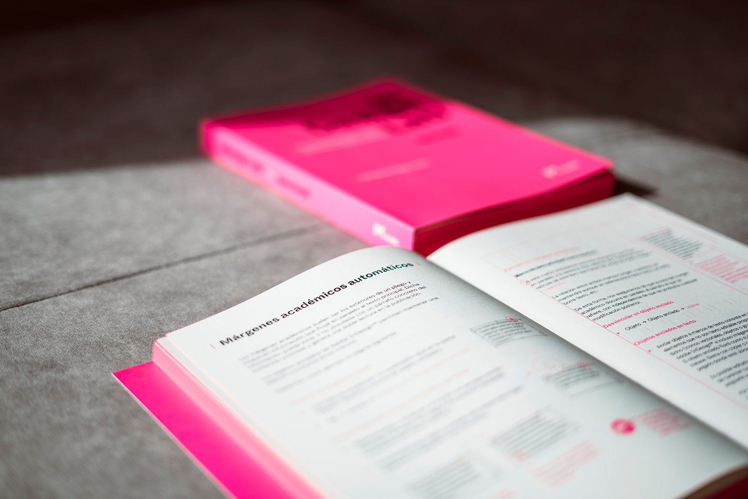 Libro InDesign Lab de Salva Cerdá sobre Adobe InDesign aplicado diseño editorial, fotografía del ejemplar en mesa de trabajo