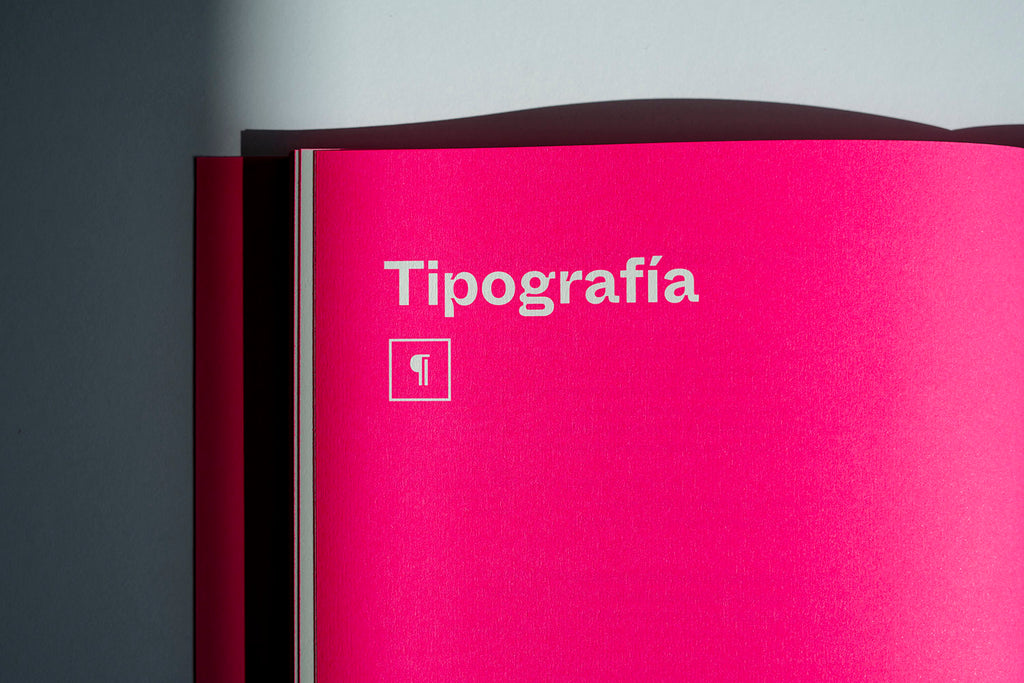 Portadilla interior de InDesign Lab correspondiente al apartado de tipografía. Se aprecia la textura en un close-up de una esquina del libro.