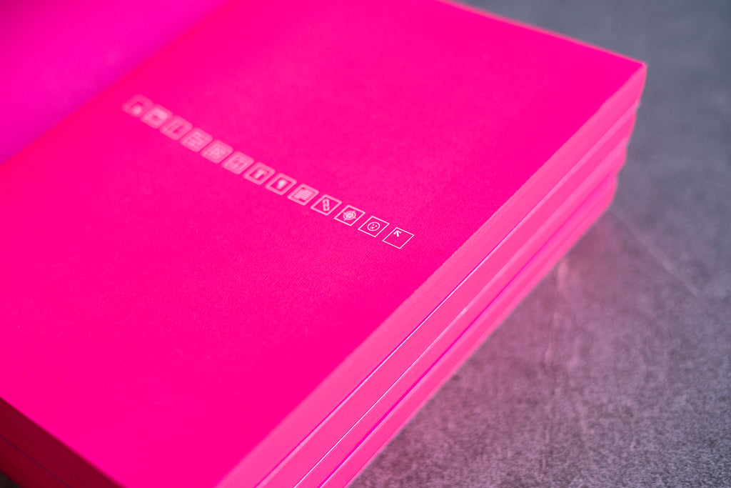 Detalle en perspectiva con varios iconos del libro InDesign Lab de Salva Cerdá. Los iconos están en blanco sobre fondo de Pantone flúor 806 C.